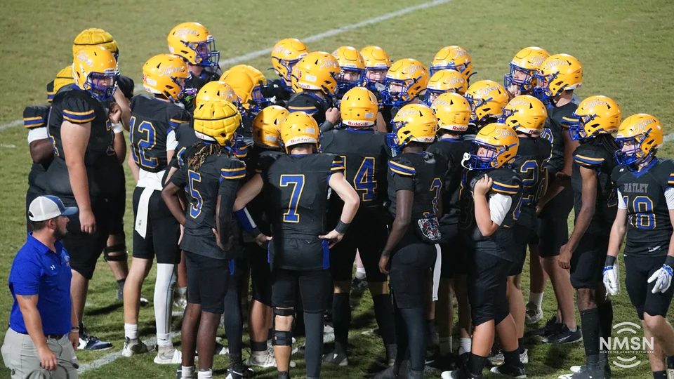 Hatley gathers in a team huddle — Hamilton at Hatley, October 30, 2026. Photo: NMSN.